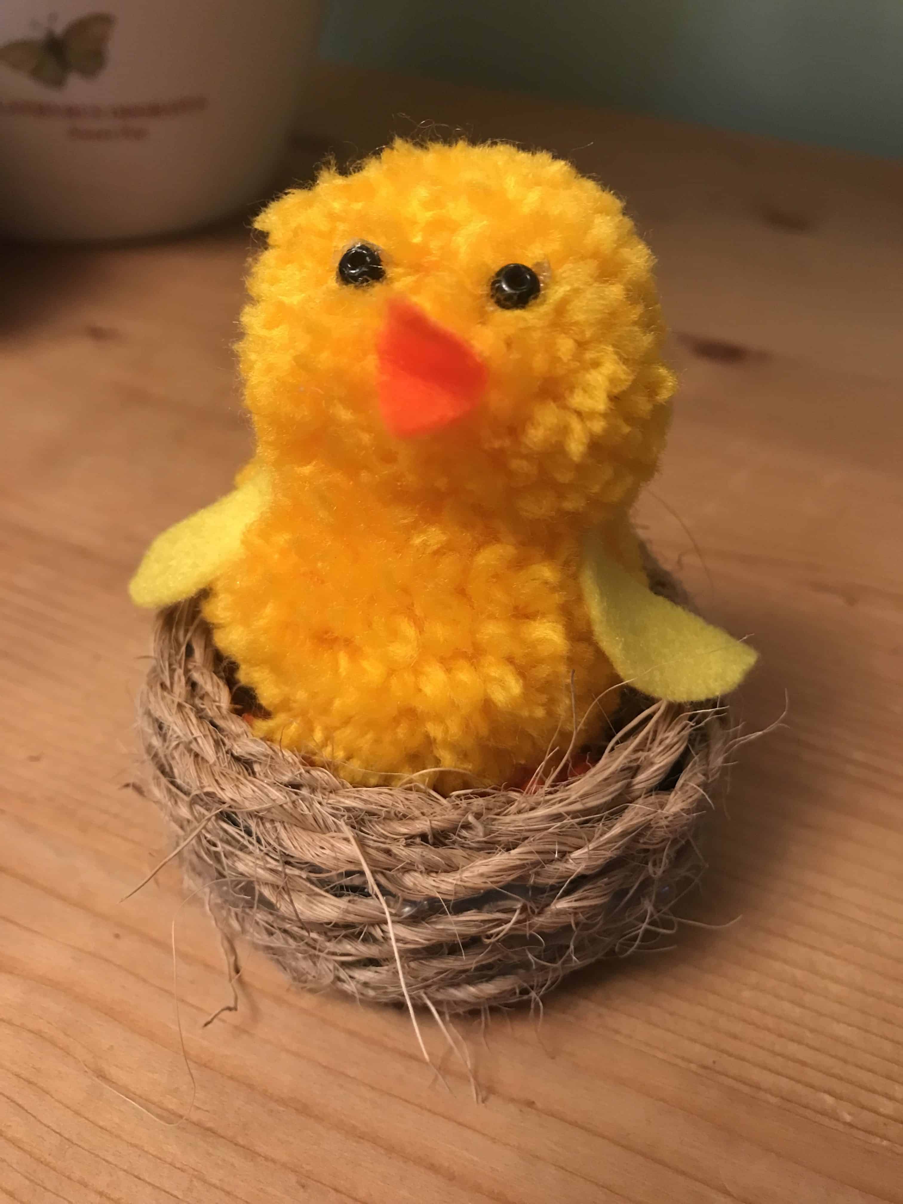 Kids Easter Craft | Quick & Easy Easter Chick You Can Make In Less Than 30 Minutes | Easy Easter Craft | Easter Activities | Pom Pom Craft | Crafts To Make and Sell | Via: https://themummyfront.com #themummyfront.com #easterchick #eastercraft #eastercraftsforkids #easteractivities #easycrafts #craftstosell #easter