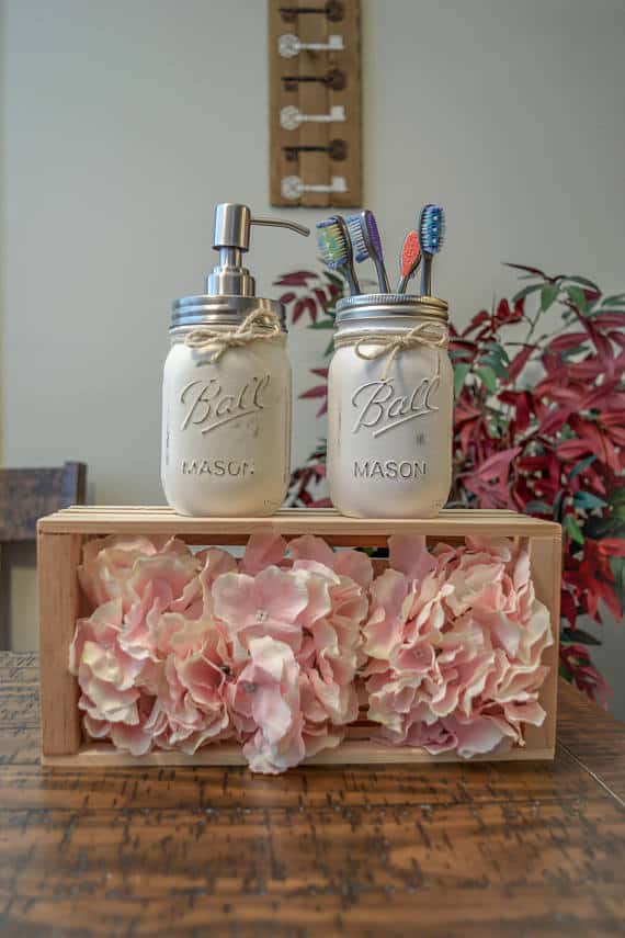 Perfect Farmhouse Style Gift Ideas For Less Than $20 #rustic #homedecor #home #decor #homedecoridea #homeideas #dreamhome #giftideas #rustichomedecor #farmhouse #farmhousehomedecor #housewarminggifts #'housewarming