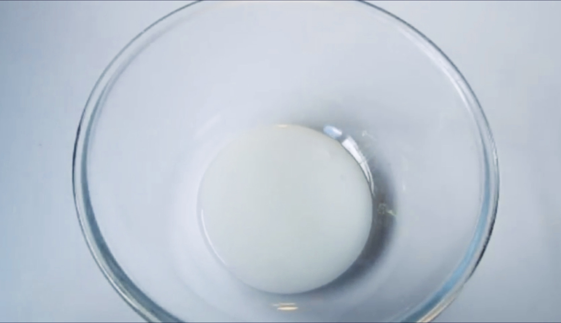 pour glue, hand moisturizer, baking soda and contact lens solution into a bowl and stir