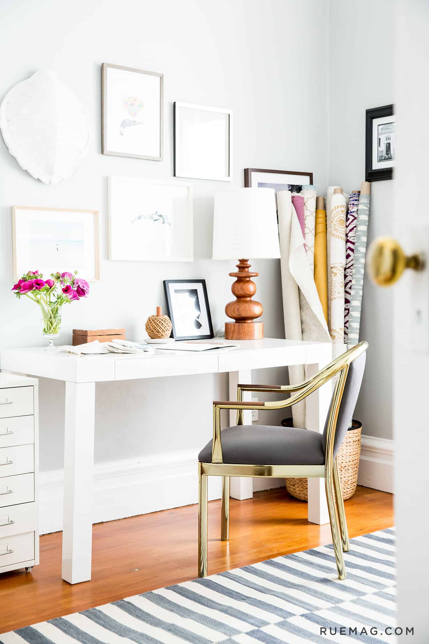 Small Home Office Ideas That Will Make You Want to Work Overtime #cozyofficenook #smallhomeofficeinspiration #officedesk #homeofficestyle