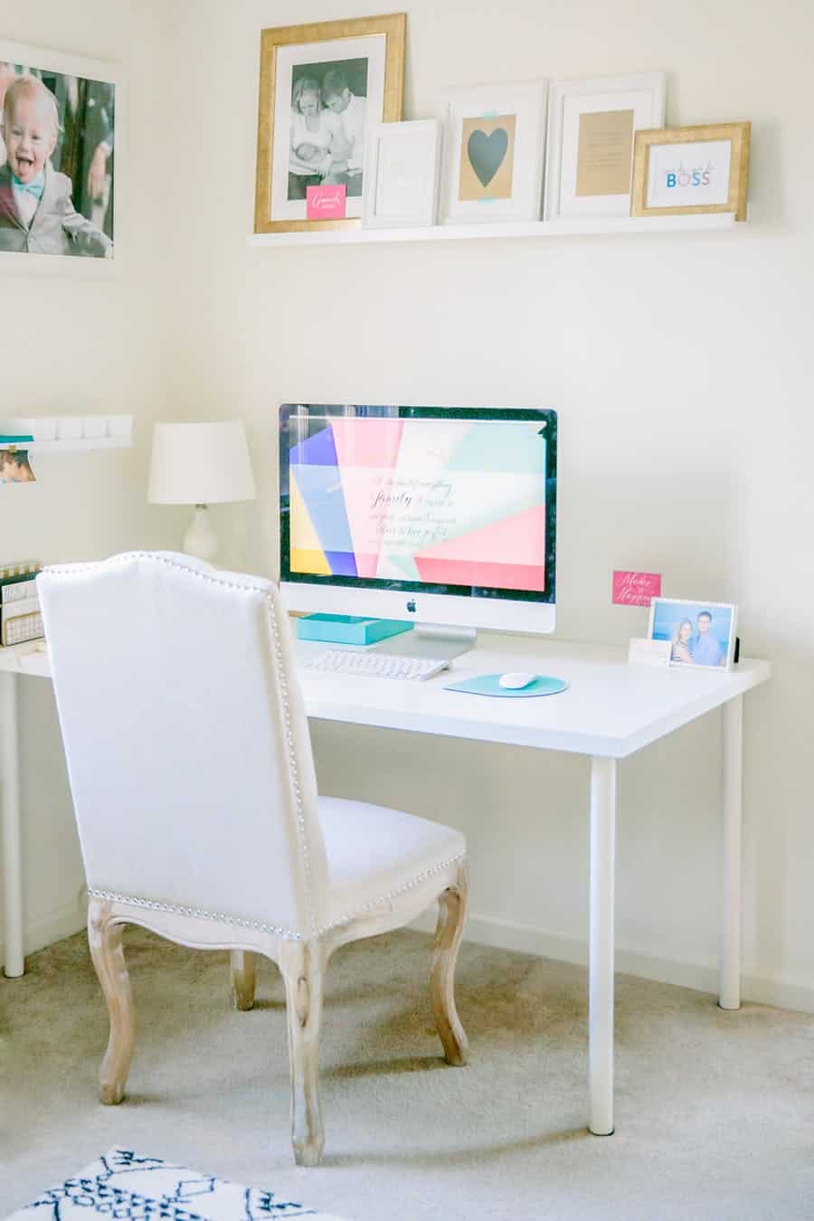 Small Home Office Ideas That Will Make You Want to Work Overtime #cozyofficenook #smallhomeofficeinspiration #officedesk #prettyhomeoffice