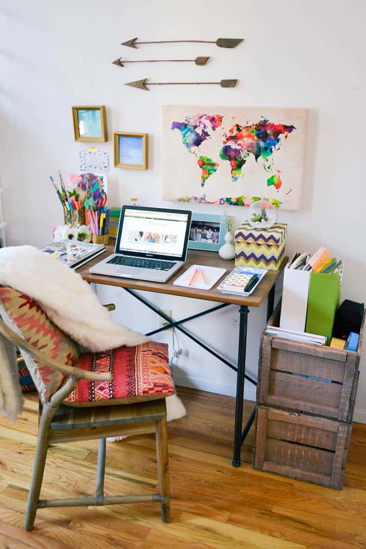 Small Home Office Ideas That Will Make You Want to Work Overtime #bohemianghomedecor #smallhomeofficeinspiration