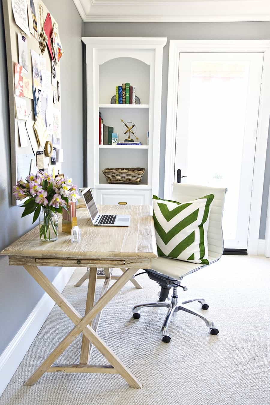 Small Home Office Ideas That Will Make You Want to Work Overtime #cozyofficenook #smallhomeofficeinspiration #officedesk #prettyhomeoffice