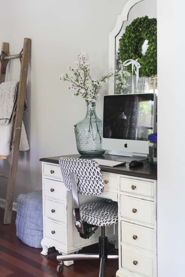 Small Home Office Ideas That Will Make You Want to Work Overtime #cozyofficenook #smallhomeofficeinspiration #officedesk #homeofficestyle #monochrome