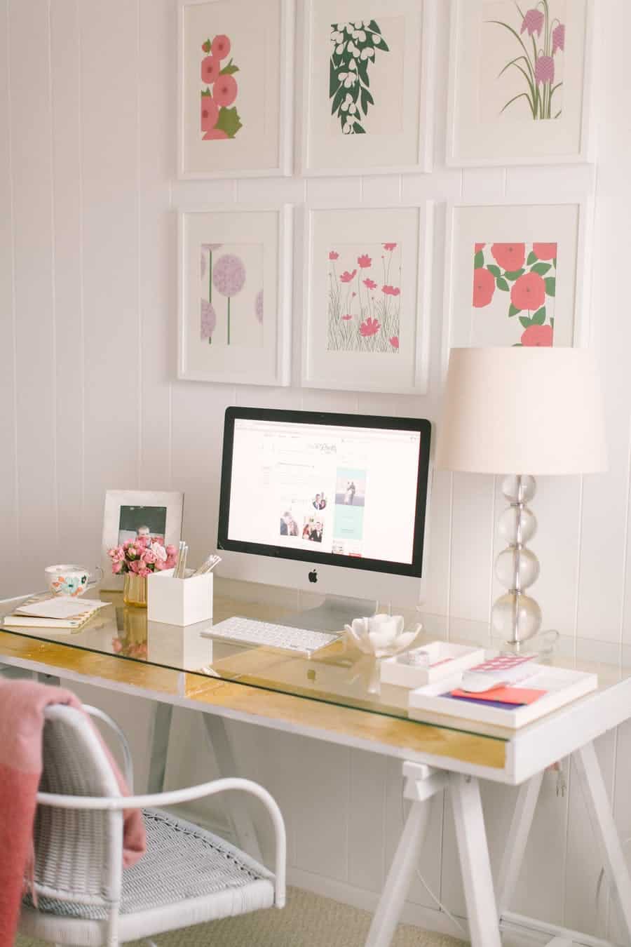 Small Home Office Ideas That Will Make You Want to Work Overtime #cozyofficenook #smallhomeofficeinspiration #officedesk #prettyhomeoffice