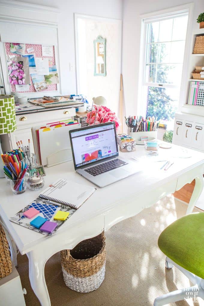 Small Home Office Ideas That Will Make You Want to Work Overtime #cozyofficenook #smallhomeofficeinspiration #officedesk #prettyhomeoffice