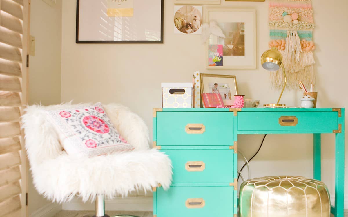 Small Home Office Ideas That Will Make You Want to Work Overtime #cozyofficenook #smallhomeofficeinspiration #officedesk