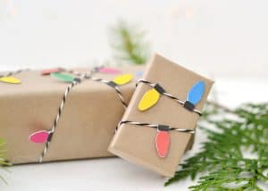 Christmas Gift Wrapping Ideas You'll Definitely Want To Try | No Fancy Gift Wrapping Techniques Required For These Stunning Present Wrapping Ideas | Christmas Gifts | Via https://themummyfront.com | Elegant Gift Wrapping | Gift Wrapping | #christmas #diychristmaswrapping #christmasgiftwrappingideas #christmasgifts #themummyfront.com #festivewrapping