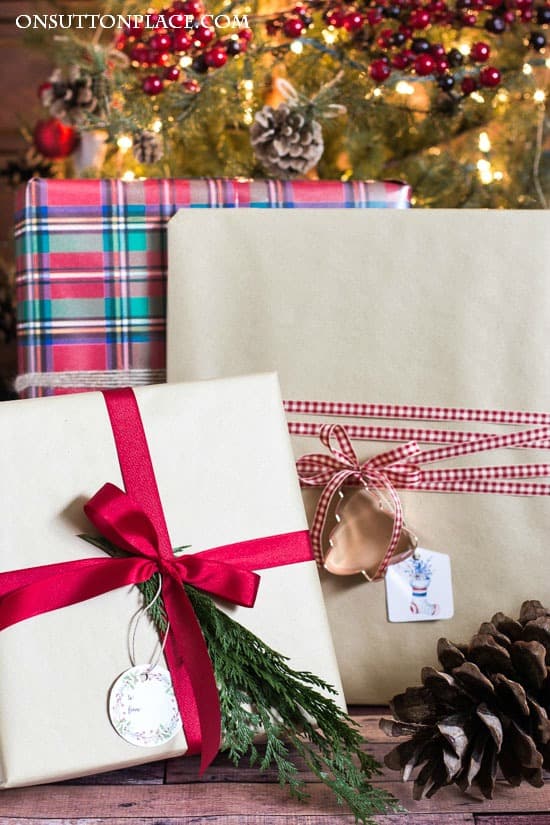 Christmas Gift Wrapping Ideas You'll Definitely Want To Try | No Fancy Gift Wrapping Techniques Required For These Stunning Present Wrapping Ideas | Christmas Gifts | Via https://themummyfront.com | Elegant Gift Wrapping | Gift Wrapping | #christmas #diychristmaswrapping #christmasgiftwrappingideas #christmasgifts #themummyfront.com #festivewrapping