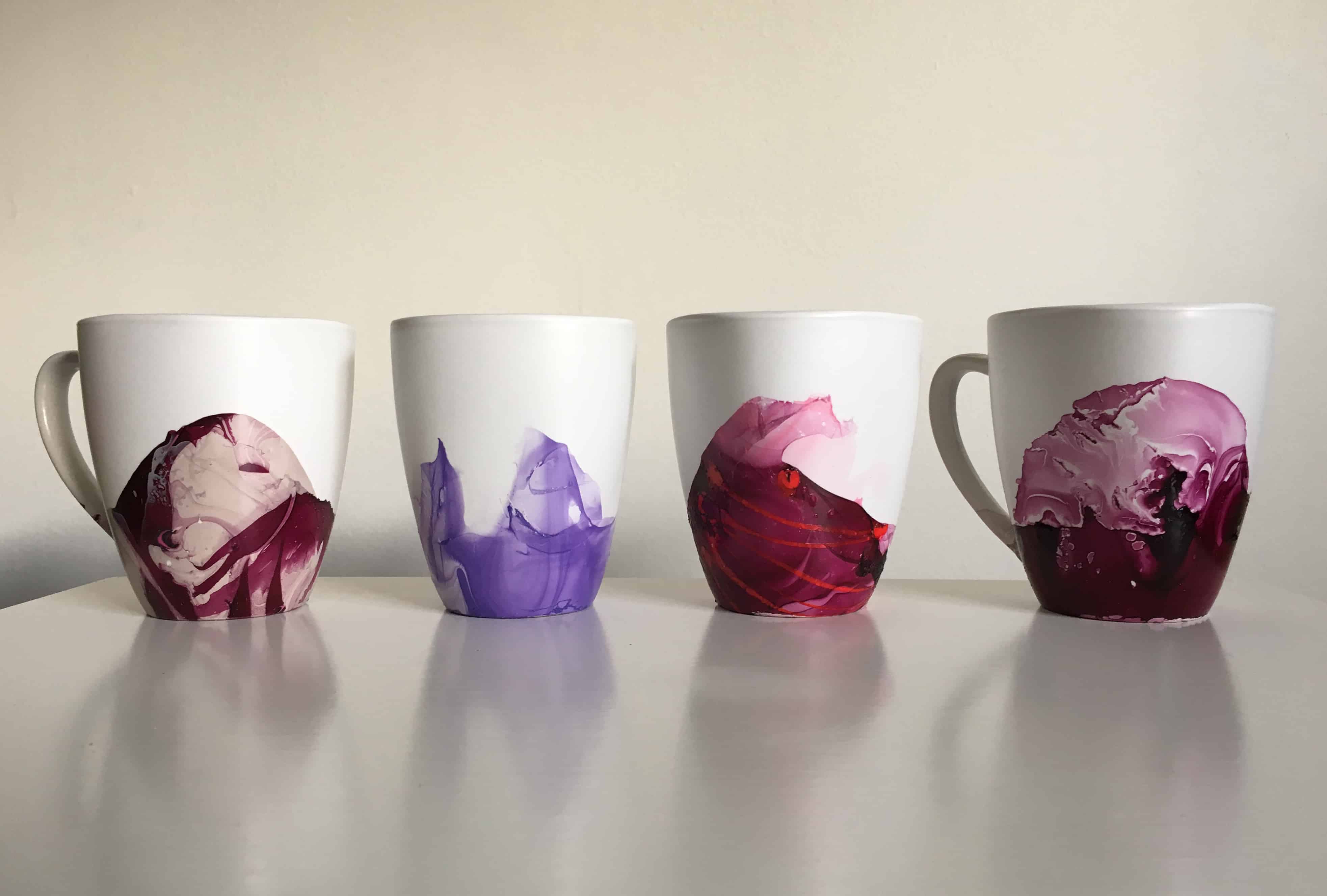 24 DIY Christmas Gifts That Your Friends Would Love To Get This Year | Handmade Christmas Gift Ideas | Inexpensive DIY Gift Ideas | Christmas Gift Ideas | Best Handmade Gifts Via: https://themummyfront.com #diychristmasgifts #themummyfront #handmadegifts | DIY Marbled Mugs