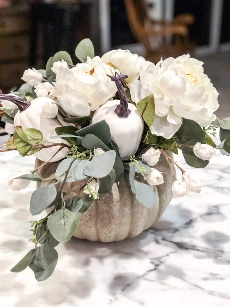 25 Stunning Table Decoration Ideas You Can Do On A really Small Budget | DIY Centrepiece | DIY Home decor | Home decor inspiration | Home Decor On A Budget | Via: https://themummyfront.com #themummyfront #tabledecorationideas #diyhomedecor #tablecenterpiece #tablecenterpiecesforthehome | Table centerpieces for the home | table decorations for home