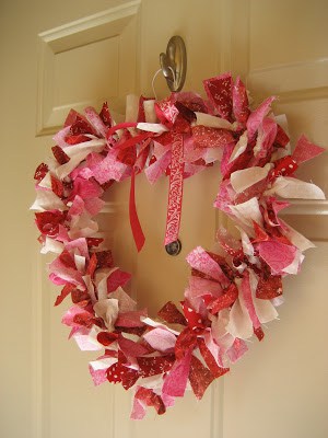 14 Stunning Valentine's Day Decoration Ideas you Will Seriously Fall In Love With This Year! #valentinesdaydecorationideas #valentines #valentinesdaycrafts #valentinesdecor Valentines decor for the home, DIY Heart Wreath