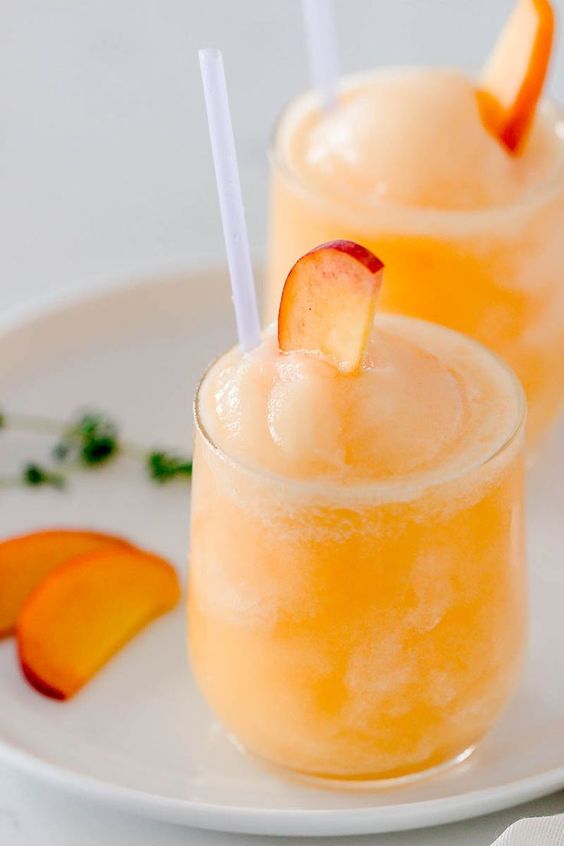 Delicious and refreshing peach bellini slush to serve at your summer party #summerparty