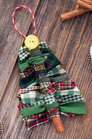 13 Easy Christmas Ornaments (On a Budget) - The Mummy Front