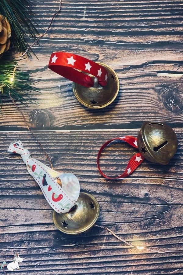 Stunning DIY Rustic Christmas Bells! The perfect DIY Christmas ornament for people who love rustic style decor #christmasbells #diychristmasdecorations #diychristmasdecor #rusticchristmas