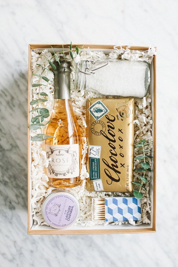 This bubble bath gift box is the perfect diy Christmas gift