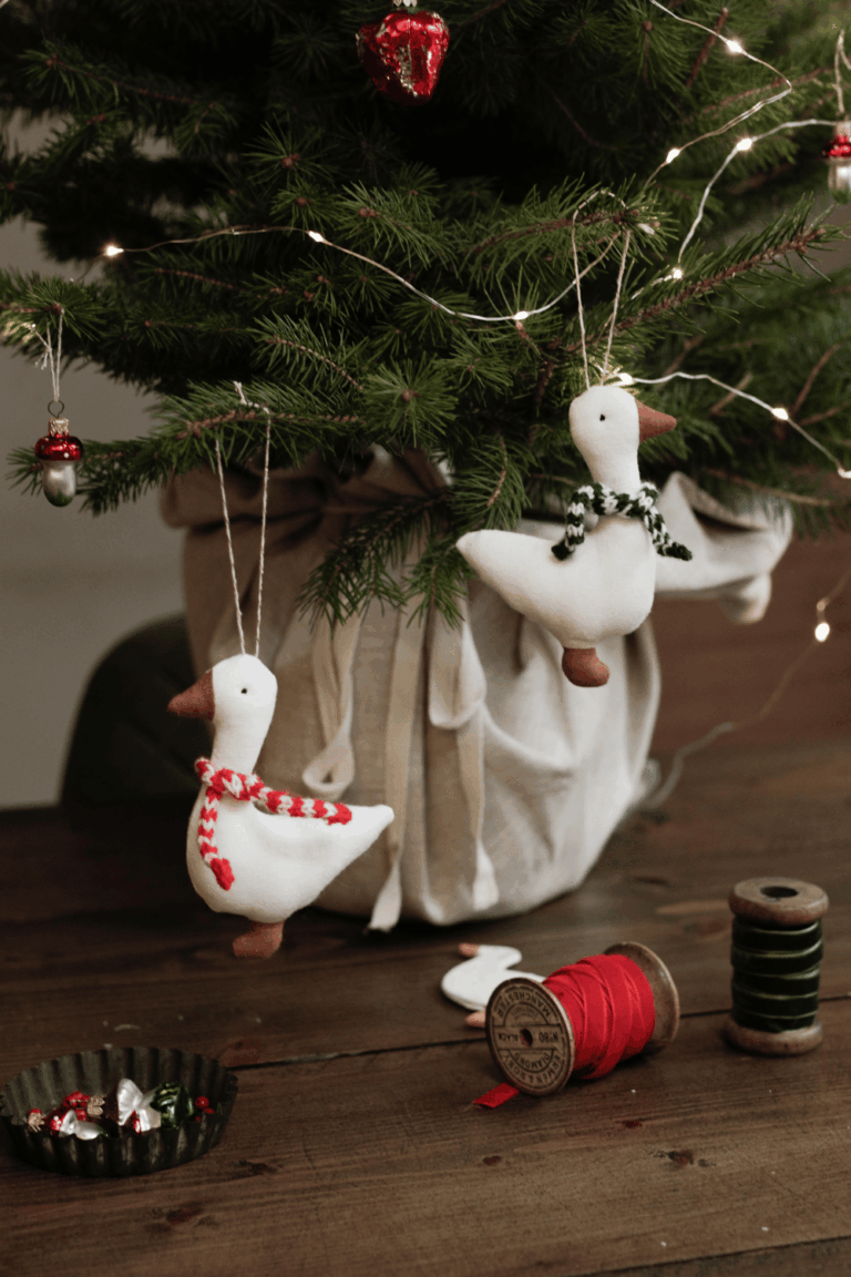 26 Easy Christmas Ornaments To Make and Sell - The Mummy Front
