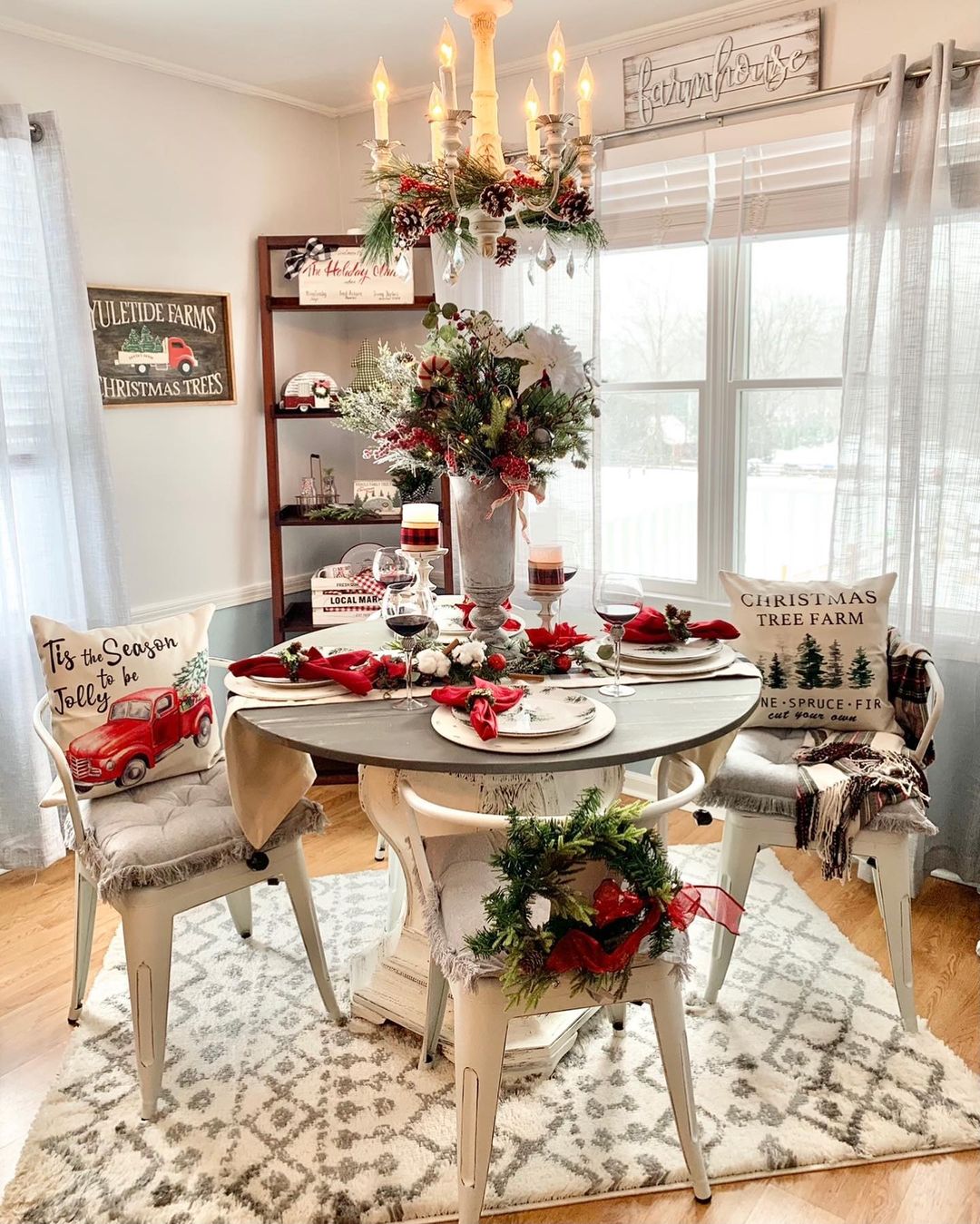 Cozy Cottage style christmas dining room decor 