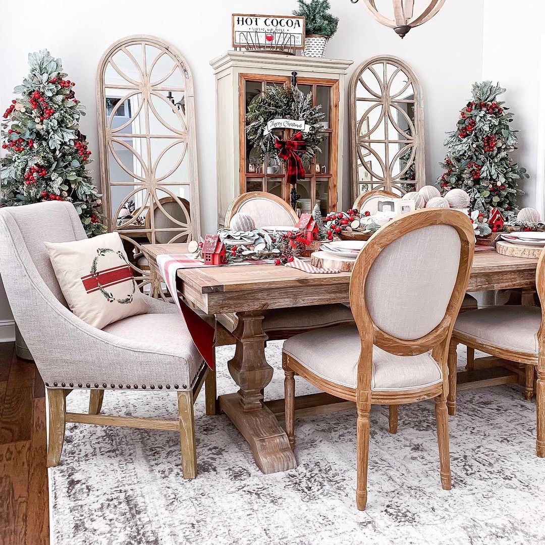 Red White and Green Traditional Tabletop Decor