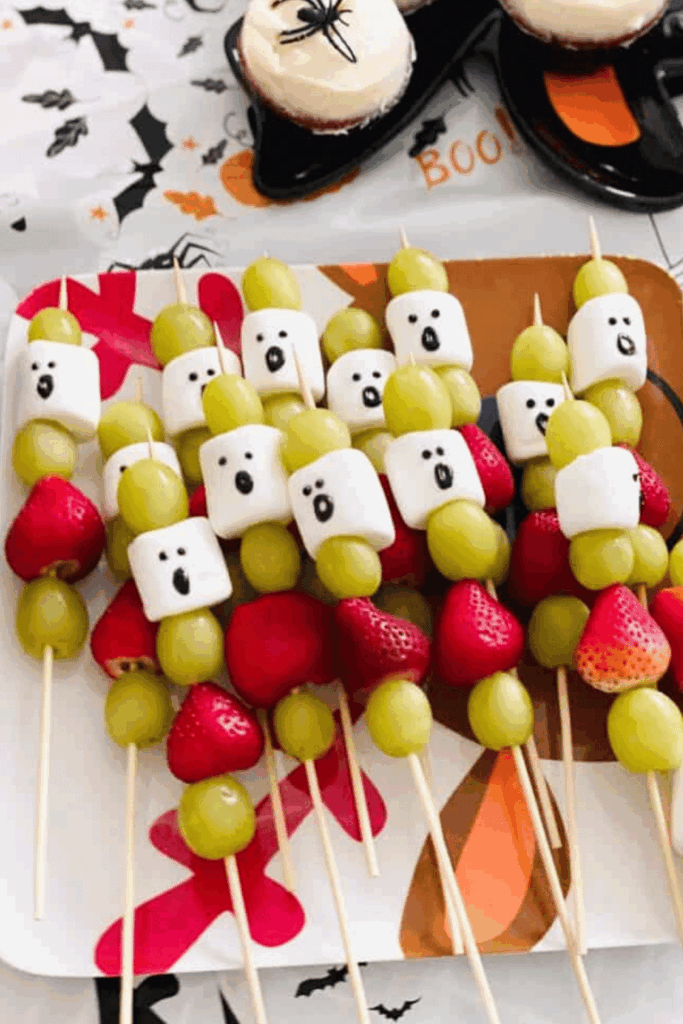 Ghostly fruit kabobs with marshmallow faces – light Halloween desserts for party guests