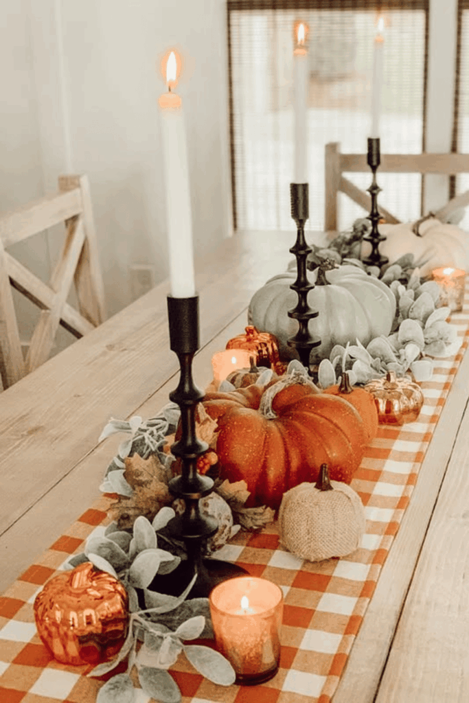 Fall table runner with pumpkins in different sizes for a festive look