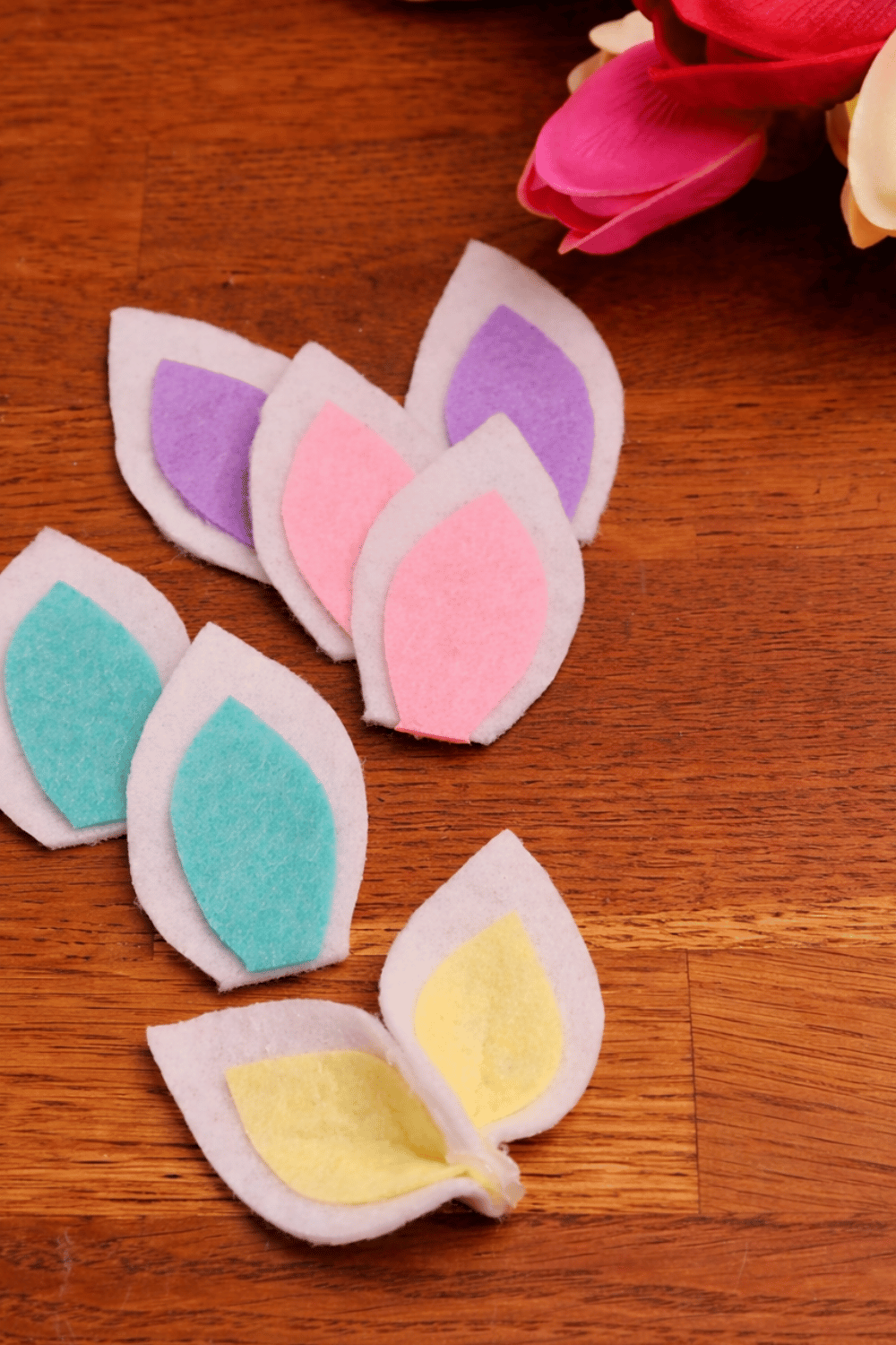 Easy Fluffy Bunny Easter Garland DIY Tutorial - The Mummy Front