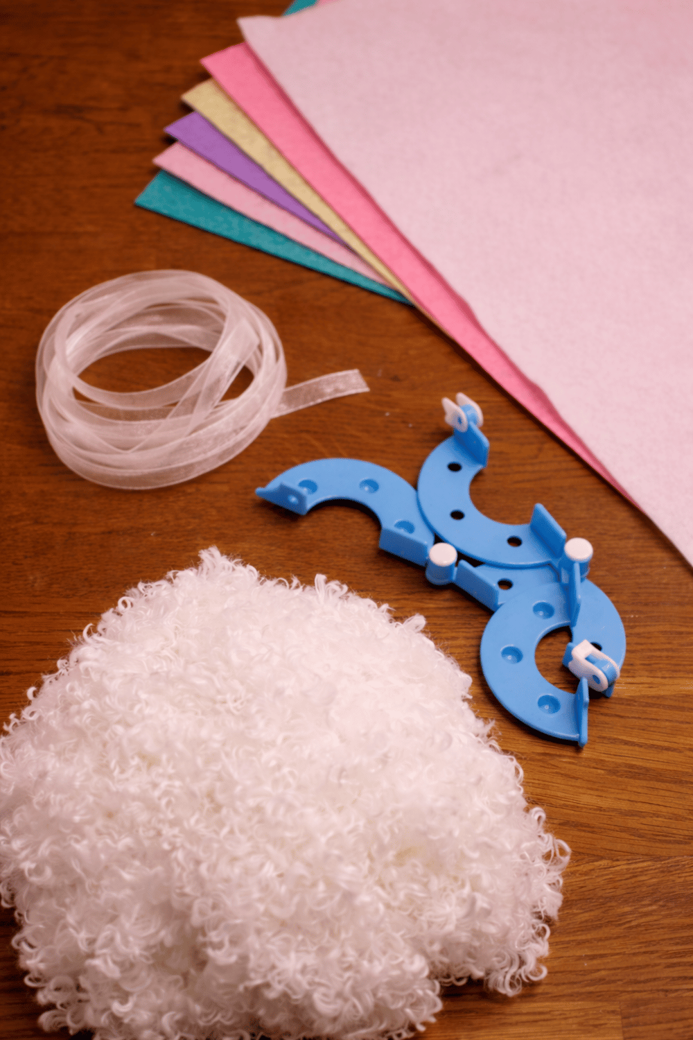 Easy Fluffy Bunny Easter Garland DIY Tutorial - The Mummy Front