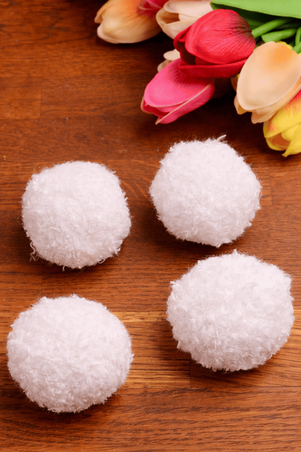 Easy Fluffy Bunny Easter Garland DIY Tutorial - The Mummy Front